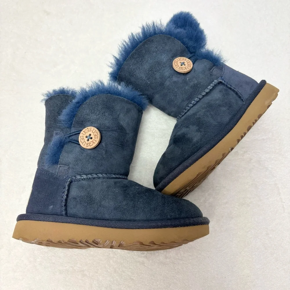 UGG Bailey Button‎ Blue Shearling Boots Size 9 Toddler